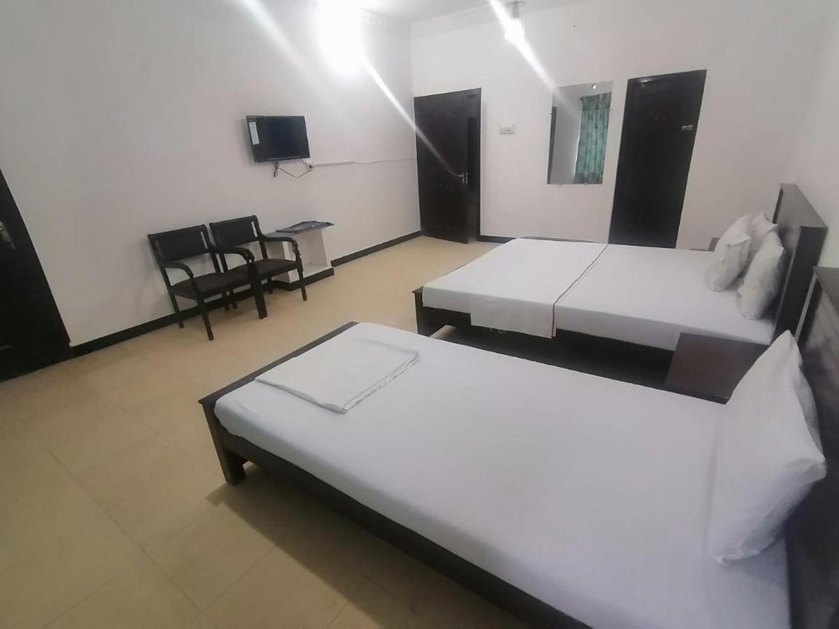 Lux Lounge Guest House Исламабад Экстерьер фото